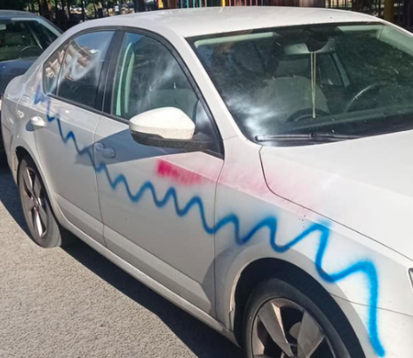 Άγνωστοι έβαψαν με σπρέι σταθμευμένα αυτοκίνητα (ΦΩΤΟ)