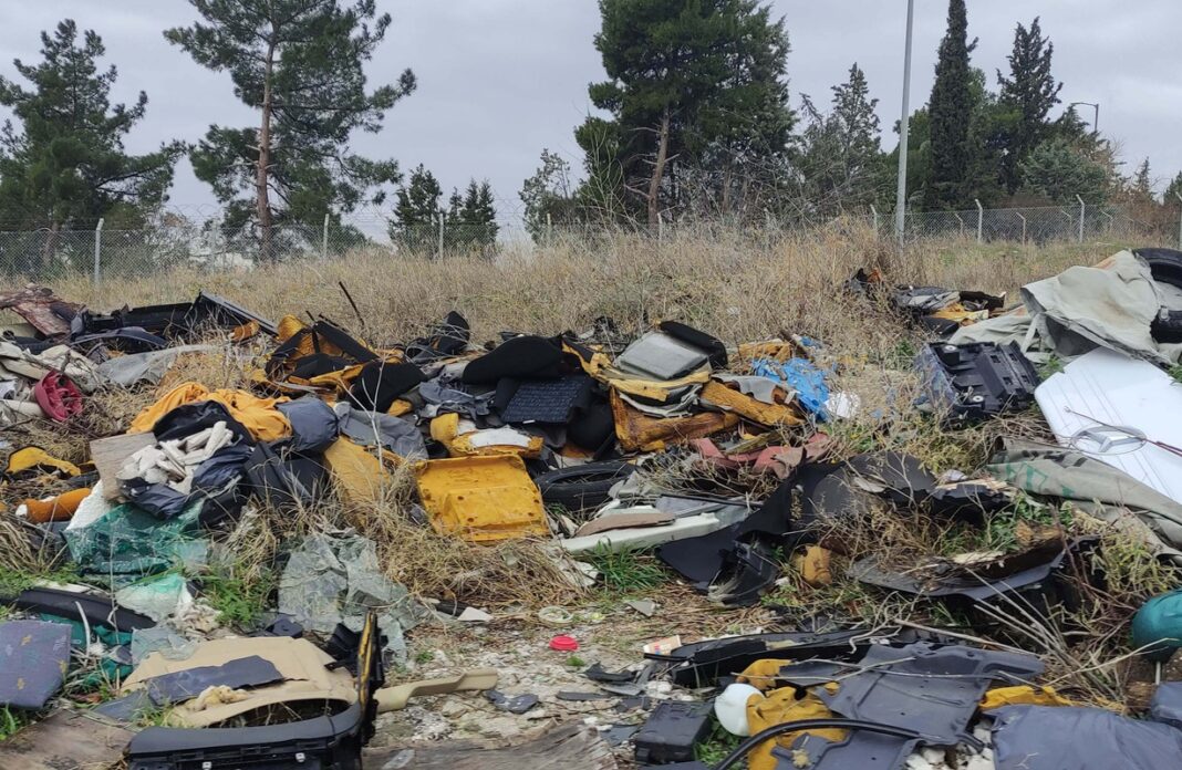 Θεσσαλονίκη: Τους έπιασαν ξανά στο ίδιο οικόπεδο να κόβουν παράνομα βαρέα οχήματα για ανταλλακτικά ρυπαίνοντας το περιβάλλον (φωτο)