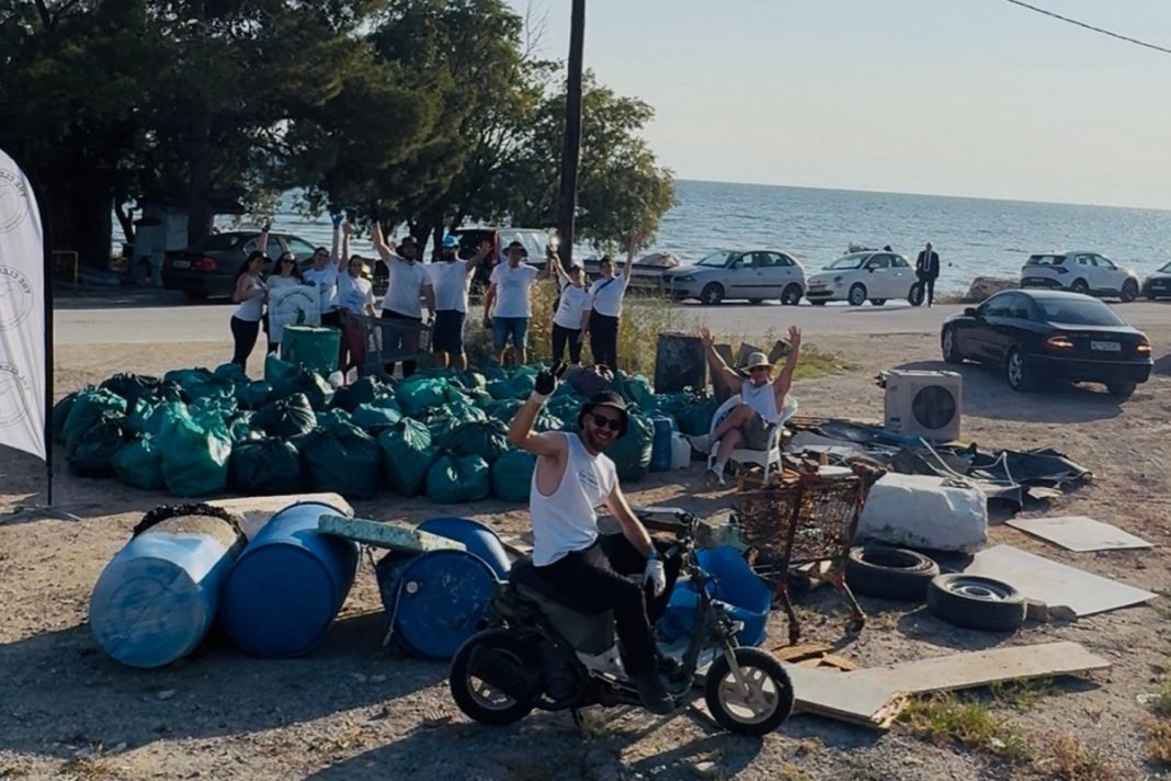 Θεσσαλονίκη: Εθελοντές καθάρισαν όλο το παραλιακό μέτωπο της Καλαμαριάς σε μία μέρα – Μάζεψαν 17.000 λίτρα απορριμμάτων (φωτο)
